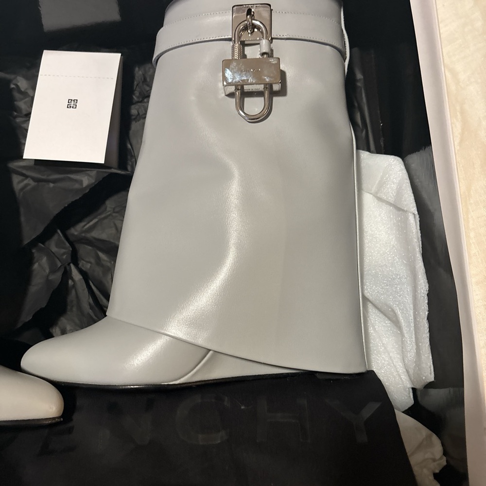 Stylish Gray Leather Boots with Buckle - Picture 4 of 5